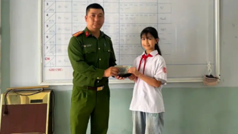 Học sinh lớp 6 ở Thanh Hóa nhặt được gần 3 triệu đồng, giao nộp công an