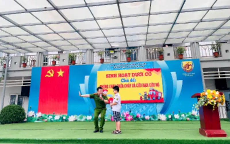 Học sinh tiểu học Hà Nội được trang bị kỹ năng phòng cháy chữa cháy thiết thực