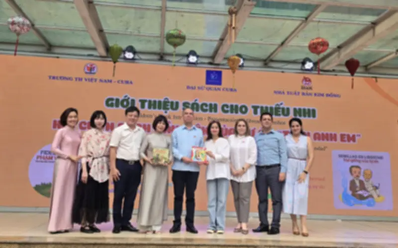 Học sinh Trường Tiểu học Việt Nam - Cuba hào hứng với lễ chào cờ và giới thiệu sách đặc biệt