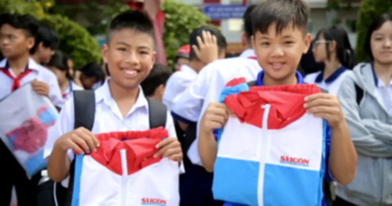 Học sinh vượt khó nhận quà từ Quả bóng vàng Hoàng Đức qua chương trình Áo ấm đến trường