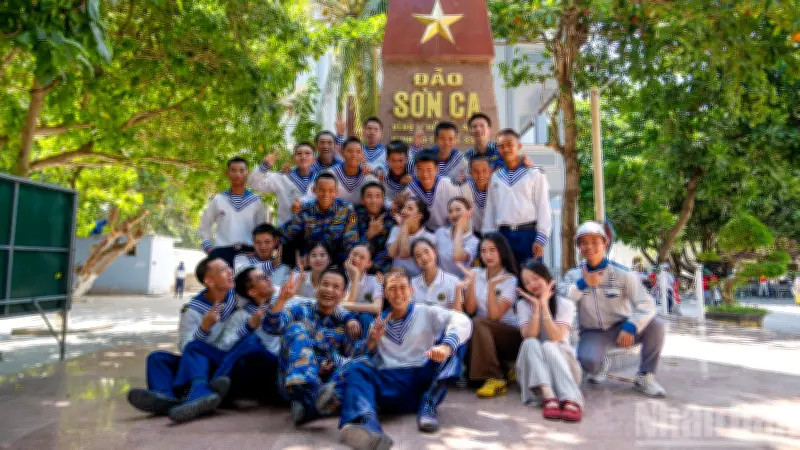 Học viện Múa Việt Nam giao lưu nghệ thuật đầy cảm xúc tại Trường Sa