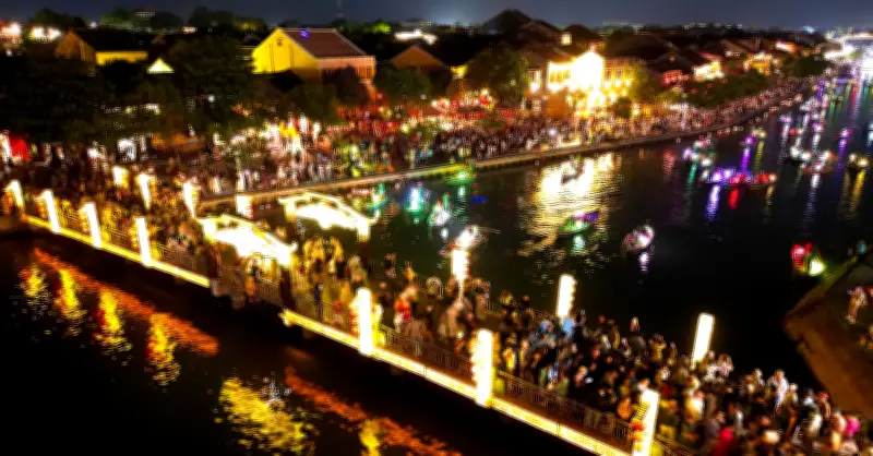 Hội An đông kín về đêm, du khách nhích từng bước tham quan phố cổ dịp lễ 30/4