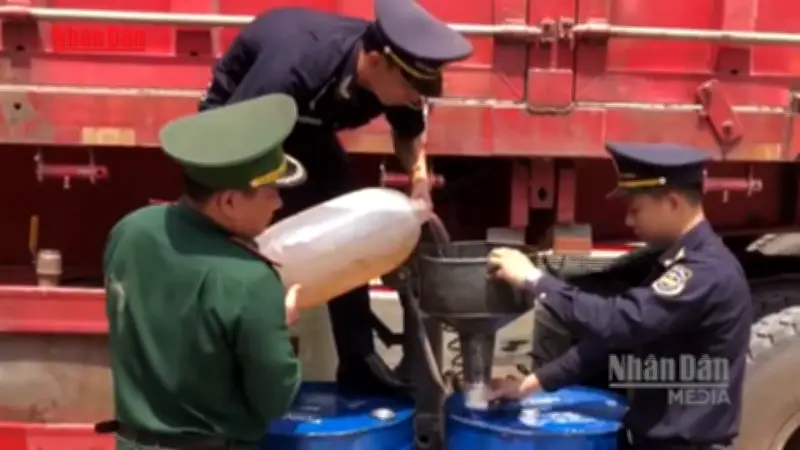 Hải Quan Lao Bảo Phát Hiện 400 Lít Dầu Diesel Trong Ngăn Bí Mật Trên Xe Tải Lào