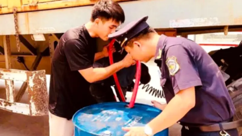 Hải Quan Tăng Cường Kiểm Soát Biên Giới, Phát Hiện Vụ Vận Chuyển Trái Phép Xăng Dầu Và Vũ Khí