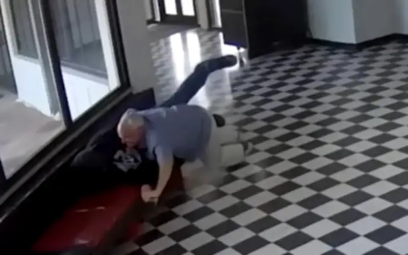 Hiệu Trưởng Mỹ Anh Hùng Đối Đầu Nghi Phạm Xả Súng Trường Học