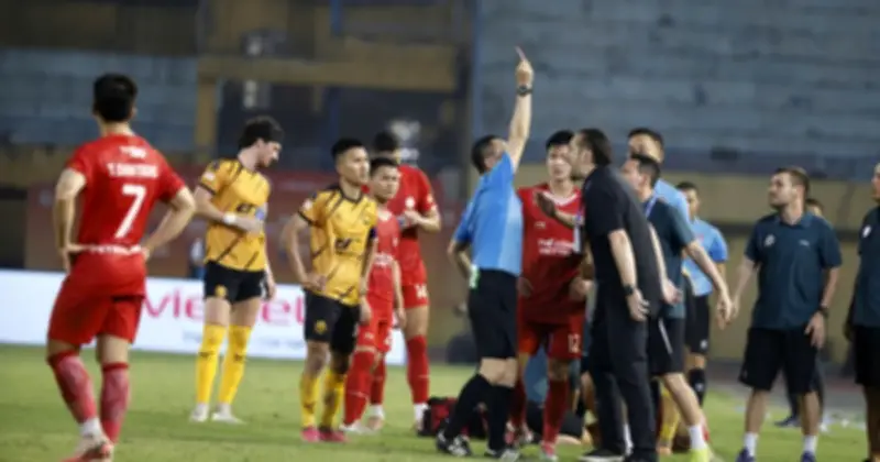 HLV Popov bị truất quyền vì ném thẻ, trợ lý bức xúc bênh vực tại họp báo