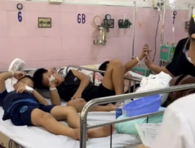 Hơn 100 học sinh TP.HCM nhập viện sau bữa ăn trưa, nghi ngộ độc thực phẩm