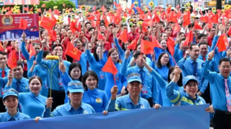 Hơn 1.000 công nhân diễu hành kỷ niệm 140 năm Ngày Quốc tế Lao động