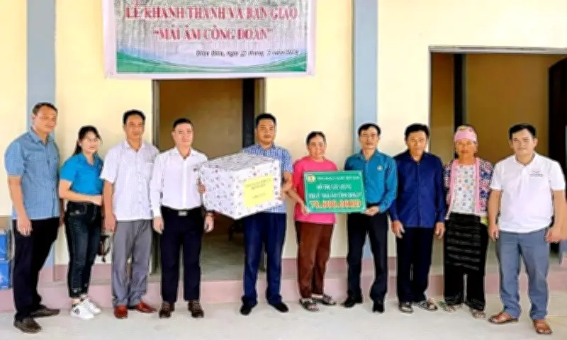 Hơn 15 năm gắn bó với cao-su, công nhân Điện Biên vui mừng nhận nhà mới từ 'Mái ấm nghĩa tình'
