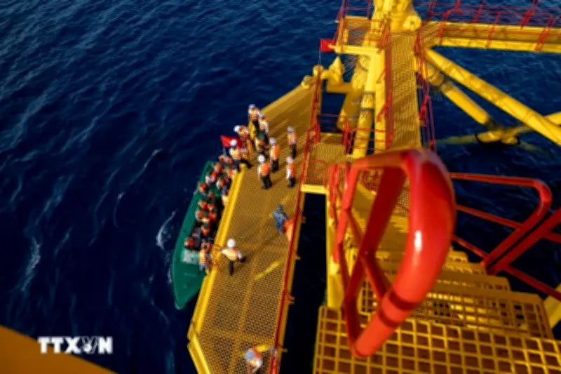 Hơn 200 đại biểu tham quan Trường Sa và Nhà giàn DK1