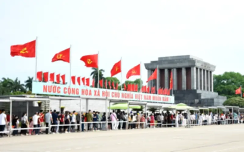 Hơn 20.000 người vào Lăng viếng Bác sáng 30/4, Hà Nội tặng quà du khách