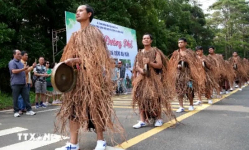 Hơn 300 nghệ nhân trình diễn Lễ hội đường phố Măng Đen