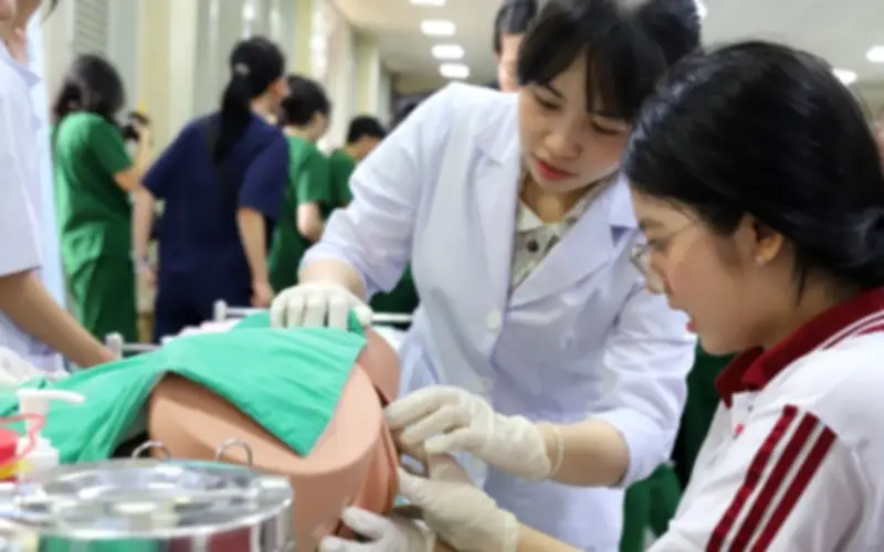 Hơn 3.000 học sinh, phụ huynh tham gia ngày hội tư vấn tuyển sinh Y Dược