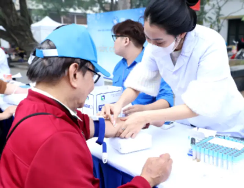 Hơn 5.000 người được khám sàng lọc miễn phí nhân Ngày Sức khỏe Thế giới