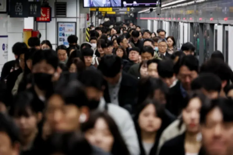 Hàn Quốc đối mặt tình trạng quá tải giao thông công cộng do người dân tiết kiệm nhiên liệu