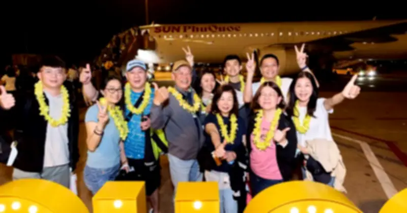 Hàng không giảm chuyến, vé máy bay dịp lễ tăng cao ngất ngưởng