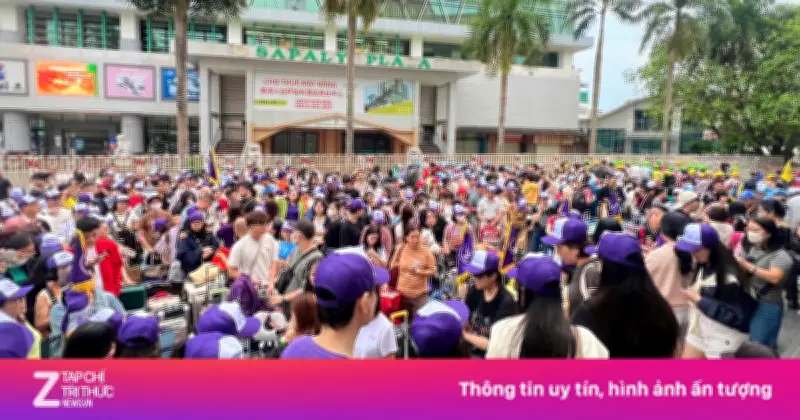 Hàng nghìn du khách xếp hàng dài ở cửa khẩu Lào Cai chờ sang Trung Quốc