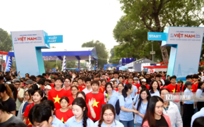 Hàng nghìn người dân Hà Nội đi bộ hưởng ứng Ngày Sức khỏe Toàn dân đầu tiên