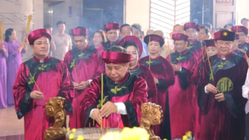 Hàng nghìn người dân đổ về Đền thờ Vua Hùng Cần Thơ dự lễ giỗ Tổ