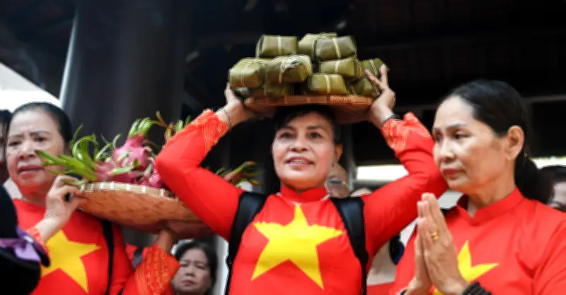Hàng nghìn người dân đổ về Đền tưởng niệm Vua Hùng ở TPHCM dâng hương Quốc giỗ
