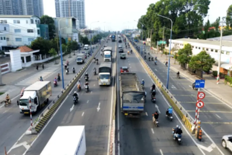 Hàng nghìn người phớt lờ biển cấm, chạy xe máy lên cầu vượt ở TP.HCM