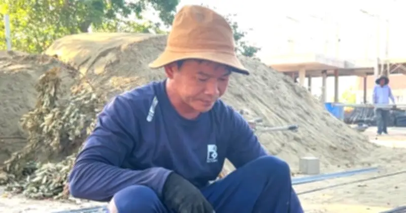 Hàng trăm công nhân vượt nắng 40 độ xây trường cho trẻ vùng biển