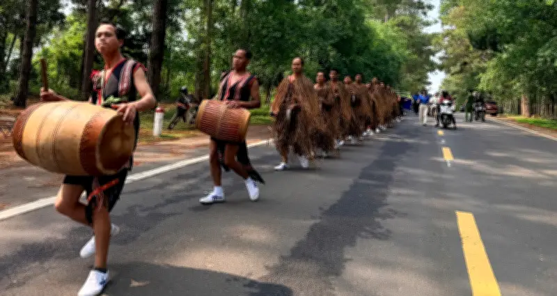 Hàng trăm nghệ nhân xô đổ diễn cồng chiêng mùa xoang giữa rừng thông Mang Đen