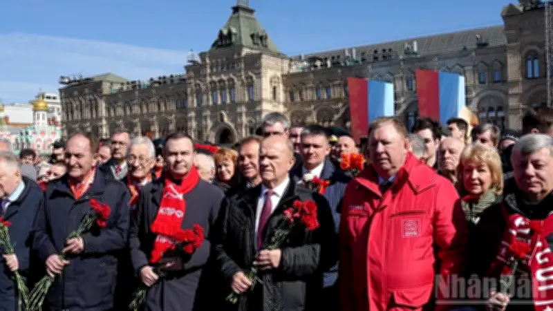 Hàng trăm người Nga và đại diện Việt Nam viếng Lăng Lenin tại Moskva
