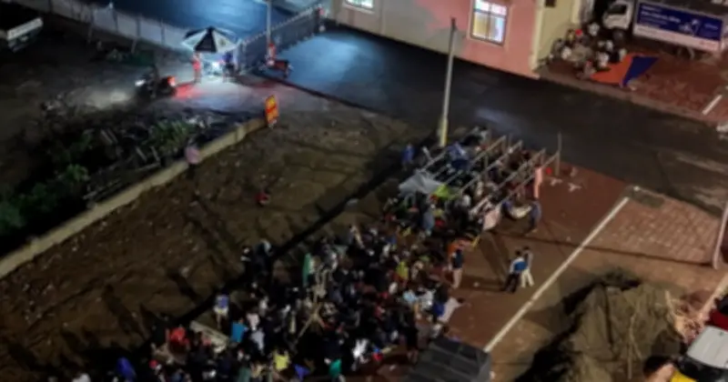 Hàng trăm người xếp hàng xuyên đêm mua nhà ở xã hội Sunrise Home