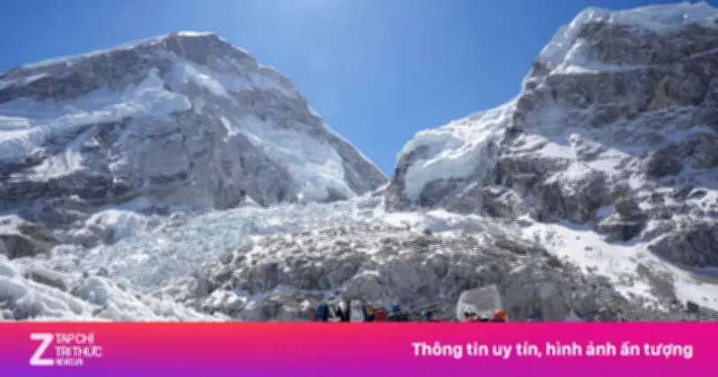 Hàng trăm nhà leo núi mắc kẹt tại trạm căn cứ Everest vì khối băng khổng lồ