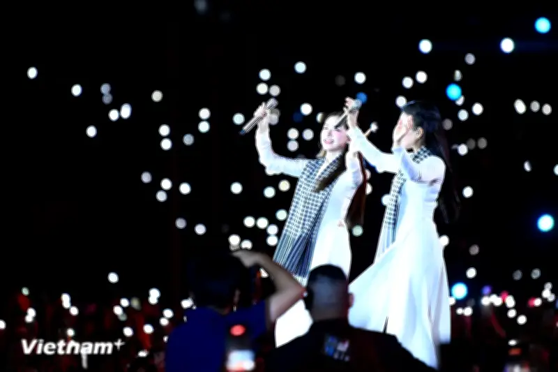 Hàng vạn khán giả hòa chung nhịp đập tự hào dân tộc tại đêm nhạc 'Âm vang Tổ quốc'