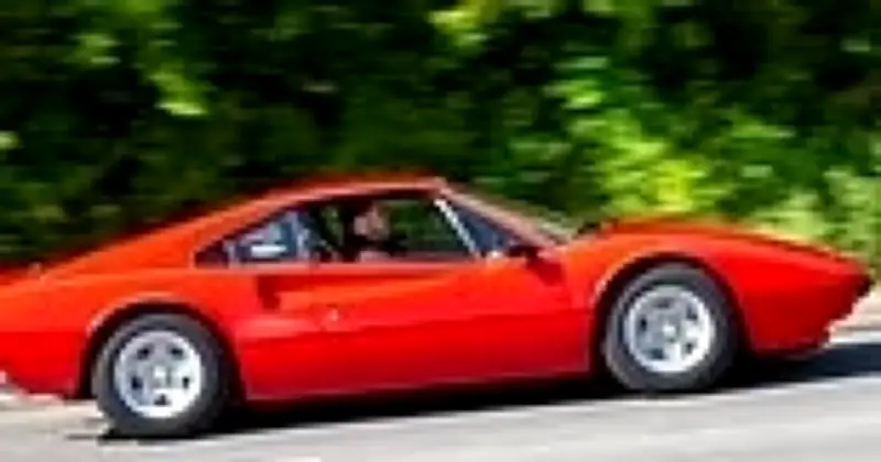 Hàng xóm chơi Ferrari thường nổ máy sáng sớm đêm khuya khiến cả khu mất ngủ