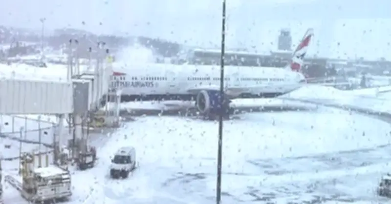 Hành khách mắc kẹt 2 ngày trong giá rét -10°C sau chuyến bay hạ cánh khẩn cấp