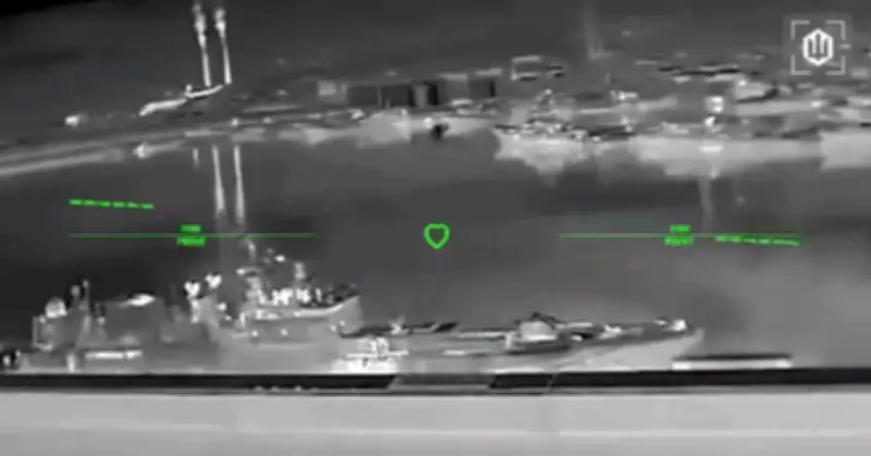 Hình ảnh tàu chiến Nga bị UAV Ukraine tấn công tại cảng Novorossiysk