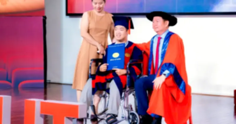 Hành trình 22 năm của người mẹ làm đôi chân cho con trai bại não tốt nghiệp đại học