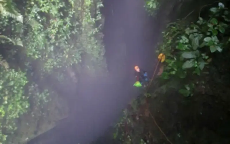 Hành trình gian nan đến hang Chả Nghéo: Thác nước 350m trong lòng hang