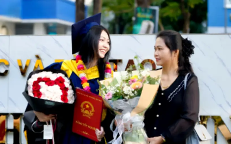 Hành trình hơn 600km và những câu chuyện cảm động trong lễ tốt nghiệp Đại học Gia Định 2026