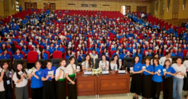 Hoa hậu, nghệ sĩ truyền lửa và sách quý tại Đại học Tây Bắc