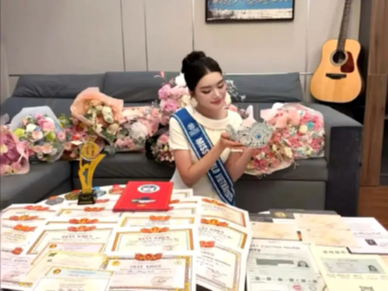 Hoa hậu Phương Oanh gây sốt với bộ sưu tập giấy khen 'khủng' ở quê nhà