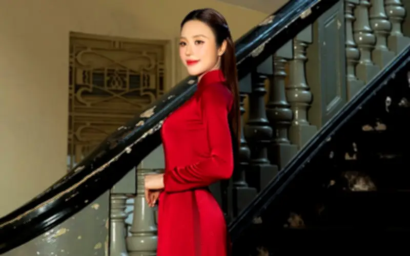 Hoa hậu Tố Diệp Hà đẹp yêu kiều với áo dài dự đại lễ tại địa điểm nổi tiếng