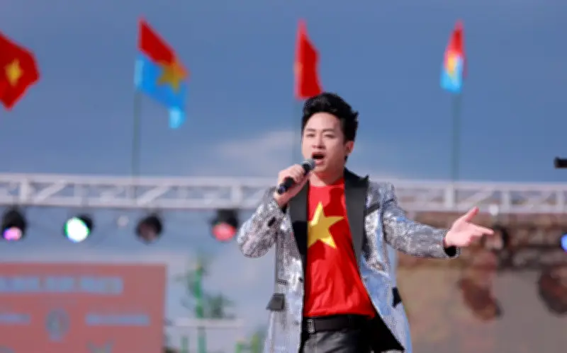 Hoa Minzy và Đức Phúc tỏa sáng tại chương trình nghệ thuật 'Âm vang Tổ quốc'