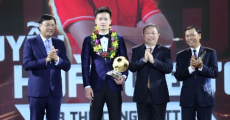 Hoàng Đức ủng hộ 100 triệu đồng cho chương trình 'Áo ấm đến trường'