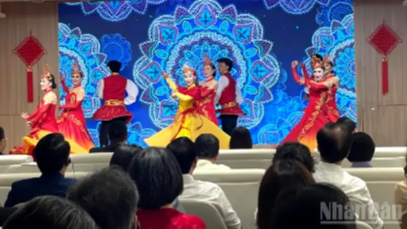 Hợp tác du lịch Việt-Trung: Quảng bá văn hóa Tân Cương tại Hà Nội