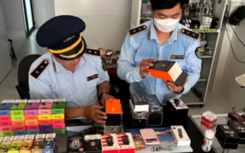 Hút thuốc lá điện tử tại nơi công cộng có thể bị phạt tới 5 triệu đồng