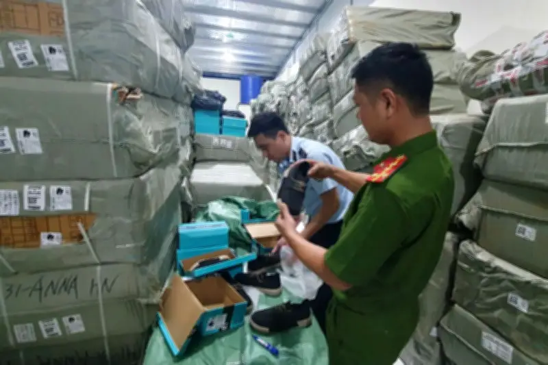 Hung Yen: Tạm giữ hơn 10.000 đôi giày không rõ nguồn gốc, xuất xứ