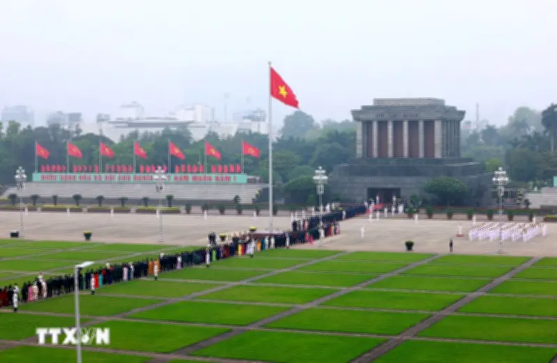 Đại biểu Quốc hội khóa XVI thành kính vào Lăng viếng Chủ tịch Hồ Chí Minh