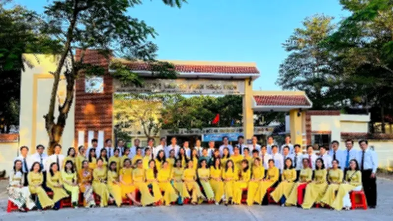 Đại biểu Quốc hội Nguyễn Duy Thanh tri ân thầy cô cũ tại trường chuyên Phan Ngọc Hiển