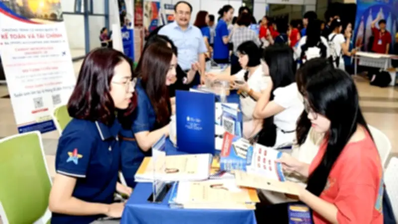 Đại học Kinh tế Quốc dân hỗ trợ học sinh lớp 12 định hướng tương lai qua chương trình trải nghiệm