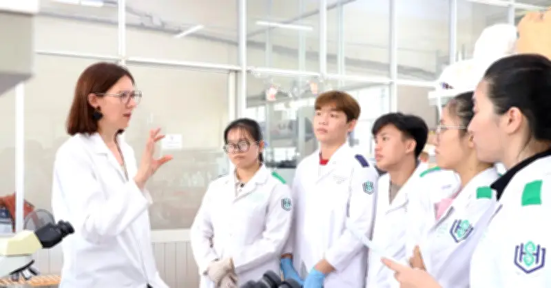 Đại học lớn nhất nước đặt mục tiêu mới: 68 giáo sư thỉnh giảng vào năm 2026