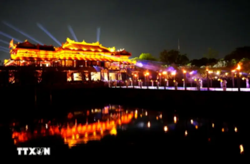 Đại Nội Huế lung linh huyền ảo về đêm thu hút lượng lớn du khách